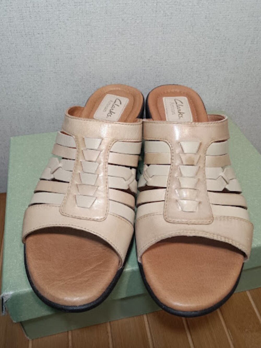 Clarks Artisan Sandals Women's 8.5 Beige Leather Trophy Ribbon Excellent W/ Box